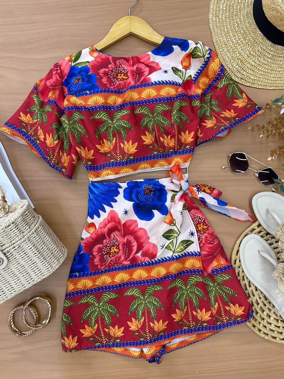 Conjunto Short-Saia e Cropped Manu Floral Azul/Vermelho