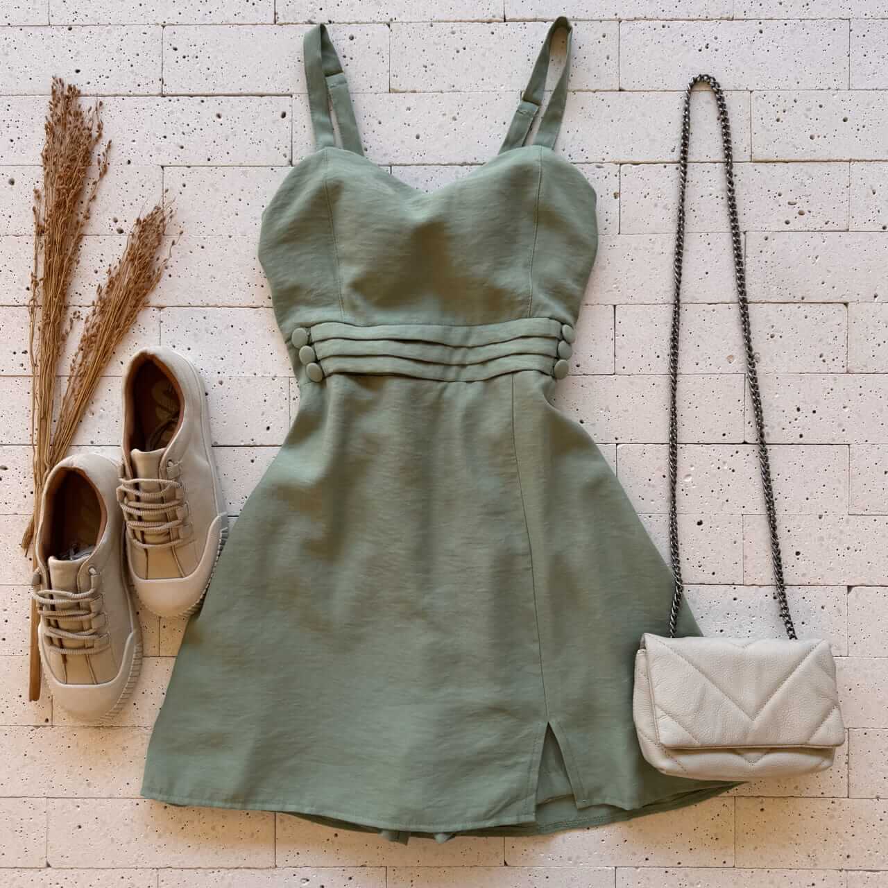 https://dondoca.com.br/wp-content/uploads/2026/03/dondoca_com_br-vestido-curto-com-short-embutido-detalhe-pregas-e-botoes-verde-oliva.jpg