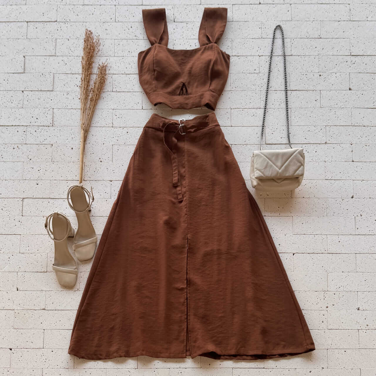 https://dondoca.com.br/wp-content/uploads/2026/03/dondoca_com_br-conjunto-marrant-cropped-alca-larga-e-saia-midi-com-fenda-cafe.jpg