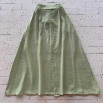 CONJUNTO MARRANT CROPPED ALÇA LARGA E SAIA MIDI COM FENDA PISTACHE