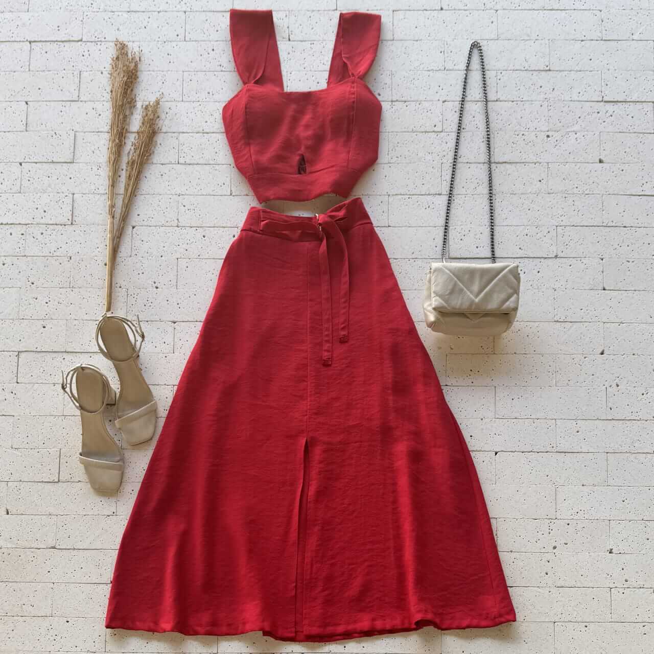 https://dondoca.com.br/wp-content/uploads/2025/11/dondoca_com_br-conjunto-marrant-cropped-alca-larga-e-saia-midi-com-fenda-vermelho.jpg