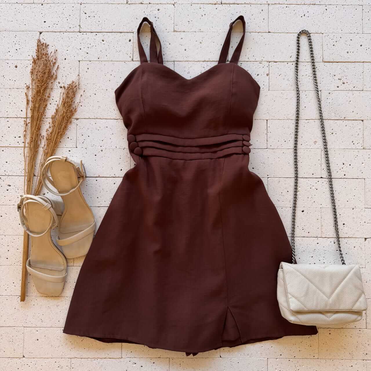 https://dondoca.com.br/wp-content/uploads/2026/03/dondoca_com_br-vestido-curto-com-short-embutido-detalhe-pregas-e-botoes-cafe.jpg