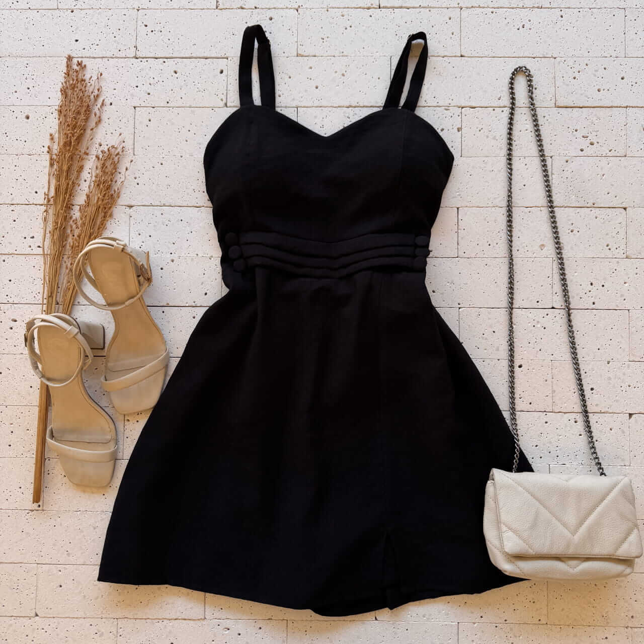 https://dondoca.com.br/wp-content/uploads/2026/03/dondoca_com_br-vestido-curto-com-short-embutido-detalhe-pregas-e-botoes-preto.jpg