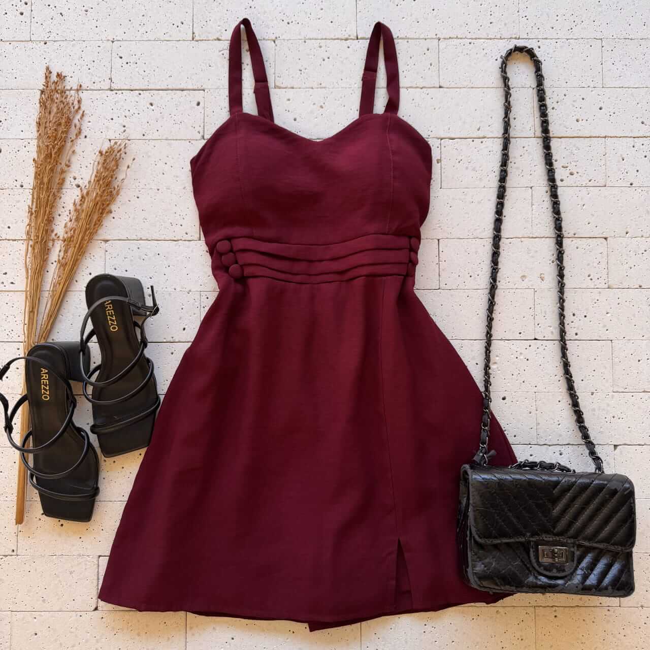 https://dondoca.com.br/wp-content/uploads/2026/03/dondoca_com_br-vestido-curto-com-short-embutido-detalhe-pregas-e-botoes-vinho.jpg