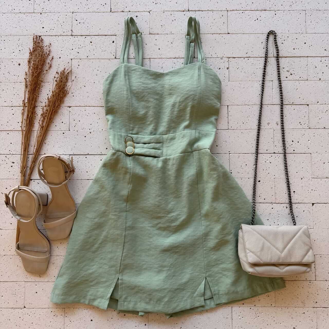 https://dondoca.com.br/wp-content/uploads/2026/03/dondoca_com_br-vestido-curto-com-short-embutido-e-botoes-na-cintura-pistache.jpg